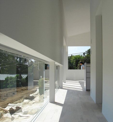 Izukougen House by Atelier Shinya Miura