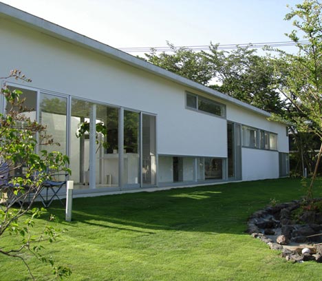 Izukougen House by Atelier Shinya Miura