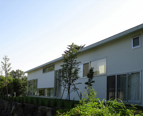 Izukougen House by Atelier Shinya Miura