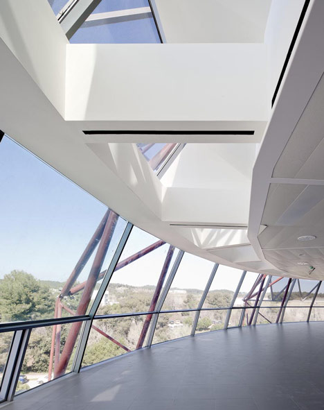 iGuzzini Illuminazione Espana SA Headquarters by MiAS Architects iGuzzini Illuminazione Espana SA Headquarters by MiAS Architects