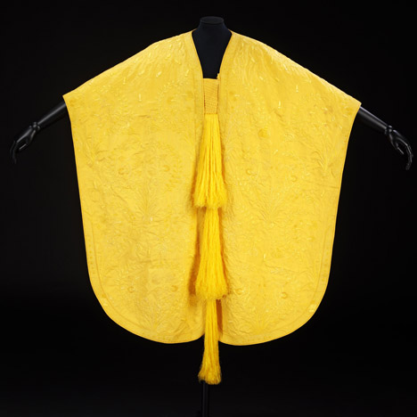 Dezeen Screen: Golden spider-silk cape