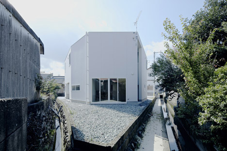 House in Iizuka by rhythmdesign House in Iizuka by rhythmdesign