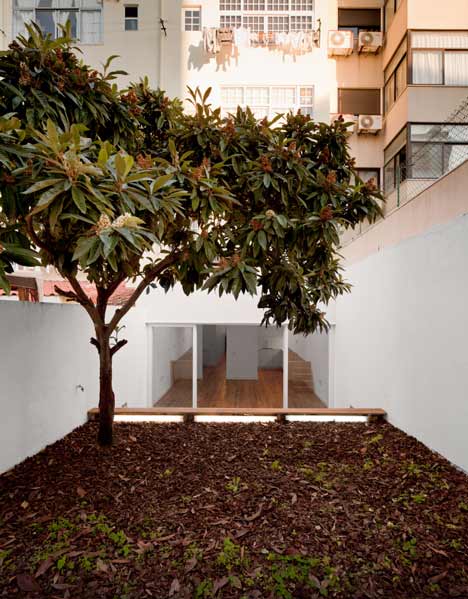 Arroios Apartment by Tiago Filipe Santos Arroios Apartment by Tiago Filipe Santos