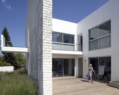House N by Sharon Neuman and Oded Stern-Meiraz House N by Sharon Neuman and Oded Stern-Meiraz