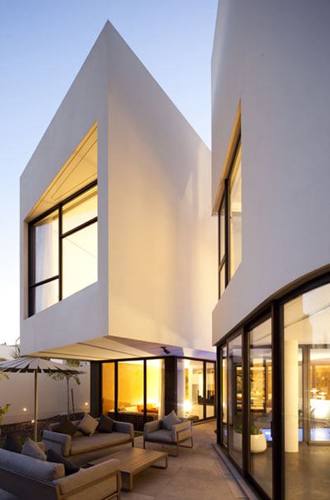 Mop House by AGi Architects Mop House by AGi Architects