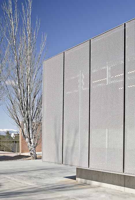 Roses IES Cap Norfeu extension by Javier de las Heras Solé and Bosch Tarrús