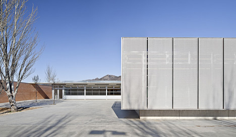 Roses IES Cap Norfeu extension by Javier de las Heras Solé and Bosch Tarrús