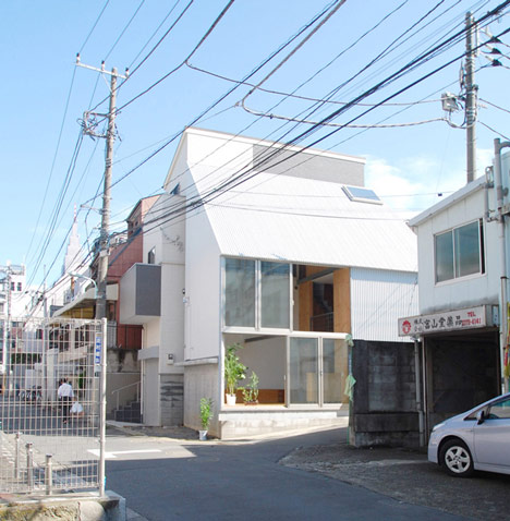 Small house in Shinjuku by Junpei Nousaku Architects