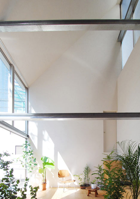 Small house in Shinjuku by Junpei Nousaku Architects