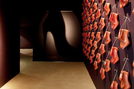 Dita Von Teese hologram by Musion for Christian Louboutin at the Design Museum Dita Von Teese hologram by Musion for Christian Louboutin at the Design Museum