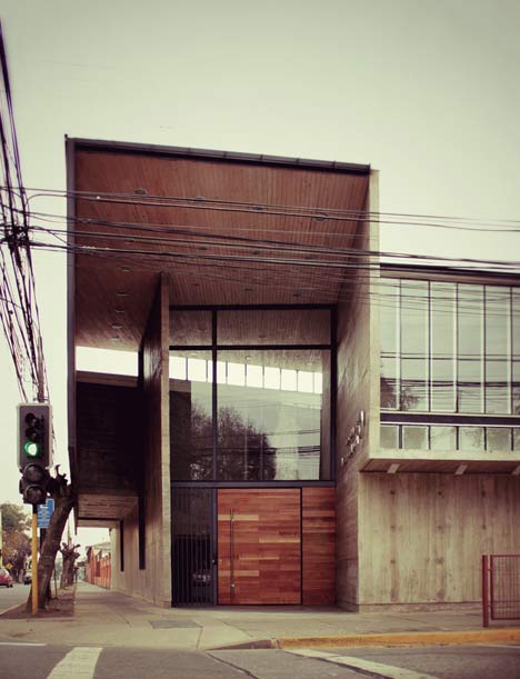 Administration Curricular Building Liceo María Auxiliadora de Linares by Surco Studio Administration Curricular Building Liceo María Auxiliadora de Linares by Surco Studio