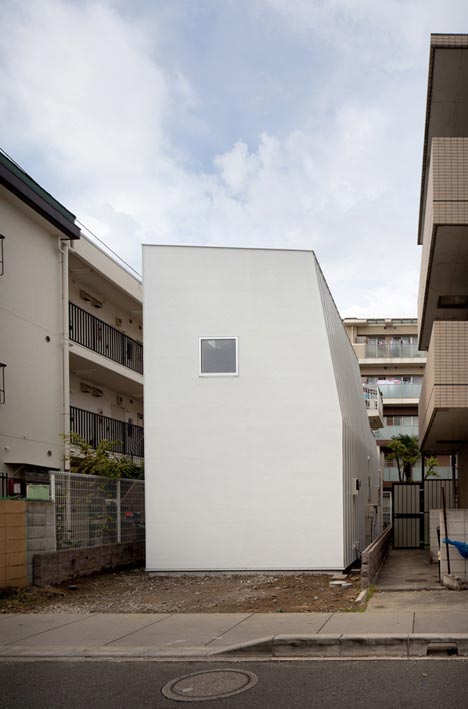 House in Motoyawata by Naya Architects