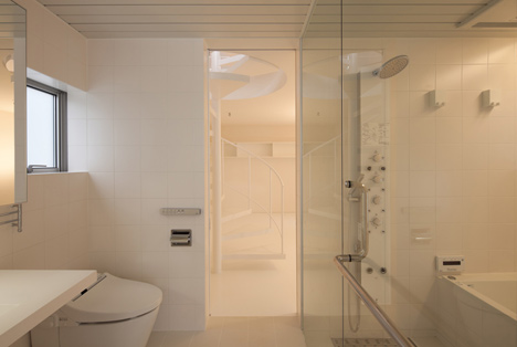 House in Motoyawata by Naya Architects