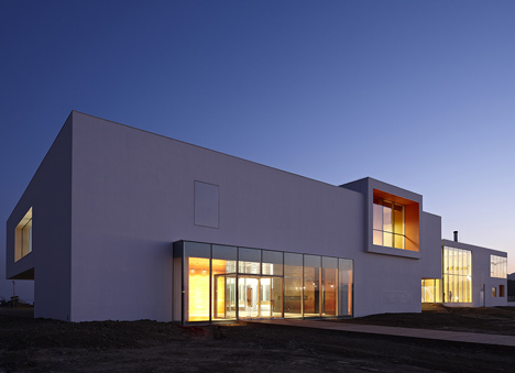 Huludao Beach Exhibit Centre by META-Project