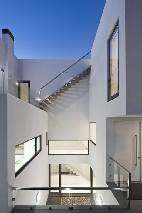 Casa DJ by [i]da Arquitectos
