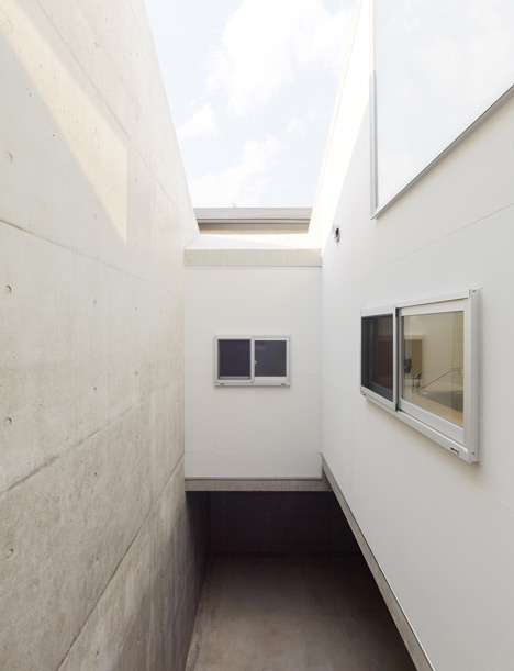 House in Kitaoji by Torafu Architects