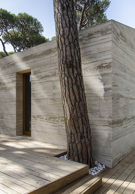 House in a Pine Wood by Sundaymorning and Massimo Fiorido Associati House in a Pine Wood by Sundaymorning and Massimo Fiorido Associati