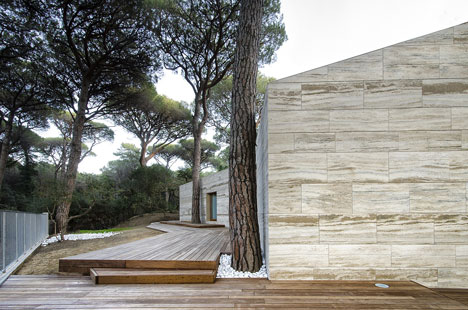 House in a Pine Wood by Sundaymorning and Massimo Fiorido Associati House in a Pine Wood by Sundaymorning and Massimo Fiorido Associati