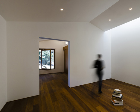 House in a Pine Wood by Sundaymorning and Massimo Fiorido Associati House in a Pine Wood by Sundaymorning and Massimo Fiorido Associati