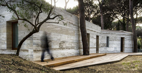 House in a Pine Wood by Sundaymorning and Massimo Fiorido Associati House in a Pine Wood by Sundaymorning and Massimo Fiorido Associati