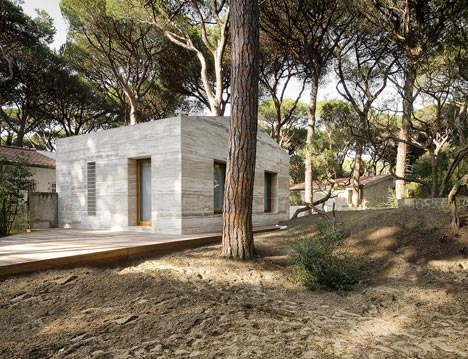 House in a Pine Wood by Sundaymorning and Massimo Fiorido Associati House in a Pine Wood by Sundaymorning and Massimo Fiorido Associati