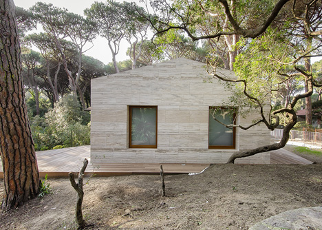 House in a Pine Wood by Sundaymorning and Massimo Fiorido Associati House in a Pine Wood by Sundaymorning and Massimo Fiorido Associati