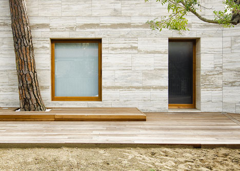House in a Pine Wood by Sundaymorning and Massimo Fiorido Associati House in a Pine Wood by Sundaymorning and Massimo Fiorido Associati