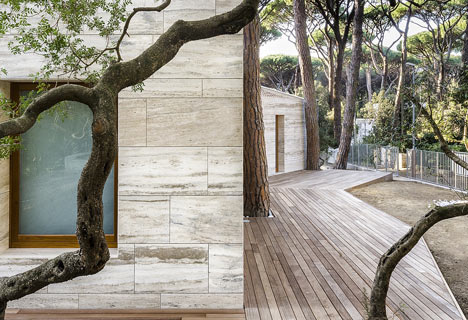 House in a Pine Wood by Sundaymorning and Massimo Fiorido Associati House in a Pine Wood by Sundaymorning and Massimo Fiorido Associati