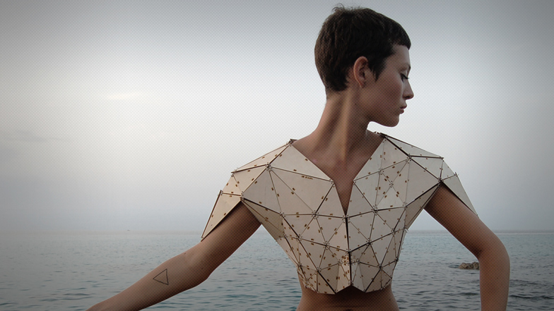 Prototype Triangle Numéro 1 wooden T-shirt by Pauline Marcombe