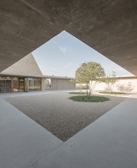 Funeral Chapel in Ingelheim Frei-Weinheim by Bayer & Strobel Architekten