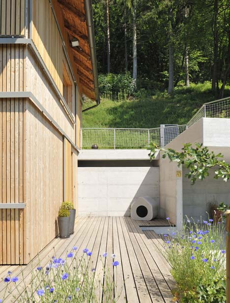 House HV by Kombinat House HV by Kombinat