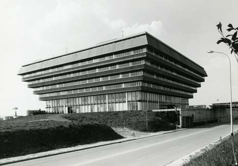 Centre Administratif by Jacques Kalisz
