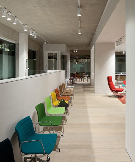 Arper showcases Saya and Juno chairs at new London showroom Arper showcases Saya and Juno chairs at new London showroom