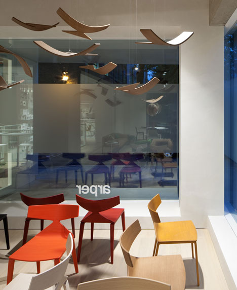 Arper showcases Saya and Juno chairs at new London showroom Arper showcases Saya and Juno chairs at new London showroom