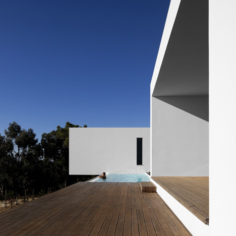 U-House by  Jorge Graca Costa