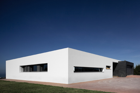 U House by Jorge Graca Costa