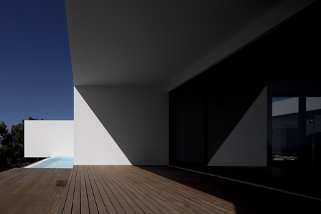 U House by Jorge Graca Costa