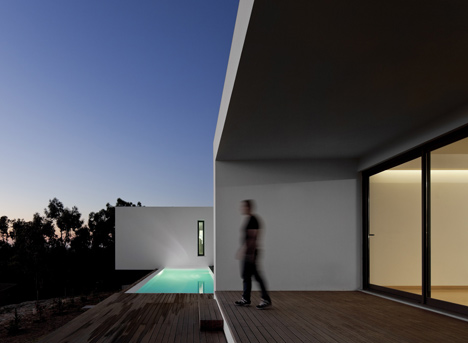 U House by Jorge Graca Costa