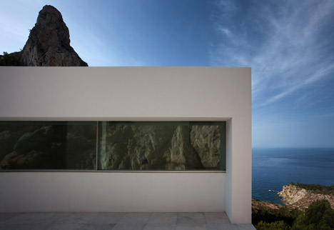 House on the Cliff by Fran Silvestre Arquitectos House on the Cliff by Fran Silvestre Arquitectos