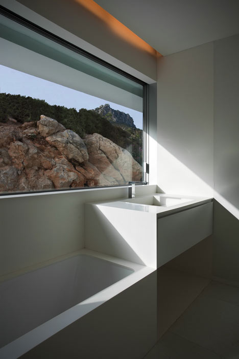 House on the Cliff by Fran Silvestre Arquitectos House on the Cliff by Fran Silvestre Arquitectos
