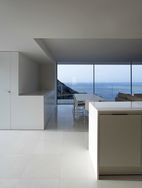 House on the Cliff by Fran Silvestre Arquitectos House on the Cliff by Fran Silvestre Arquitectos