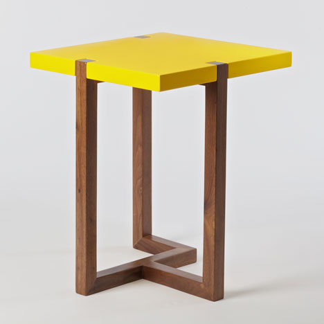Making a moderist table in an "old artisanal way" - Hugo Passos