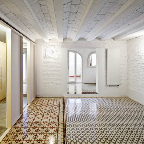 Apartment refurbishment in Gràcia by Vora Arquitectura