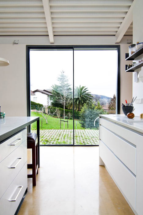 House and Atelier for Lara Rios by F451 Arquitectura