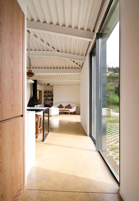 House and Atelier for Lara Rios by F451 Arquitectura