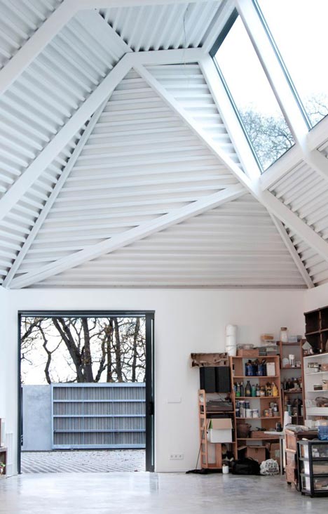 House and Atelier for Lara Rios by F451 Arquitectura