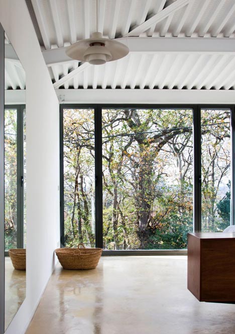 House and Atelier for Lara Rios by F451 Arquitectura