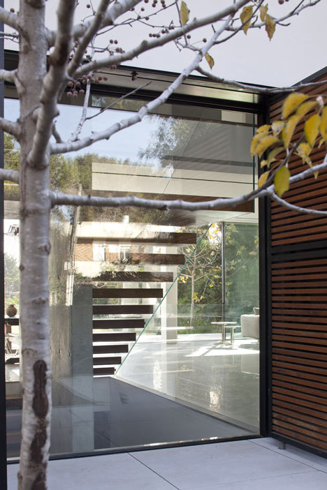 Kfar Shmaryahu House by Pitsou Kedem