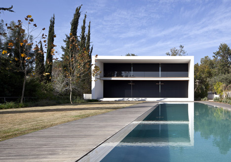 Kfar Shmaryahu House by Pitsou Kedem
