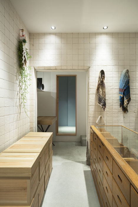 OtsukaGofukuten kimono store by Yusuke Seki OtsukaGofukuten kimono store by Yusuke Seki